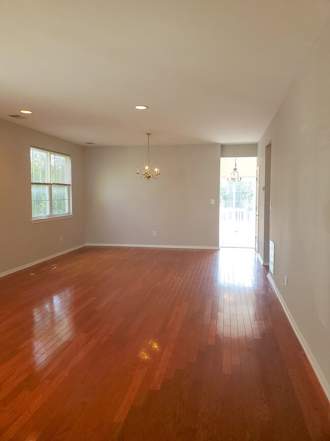 Building Photo - Waterfront! Spacious, updated, 4-bedroom &...