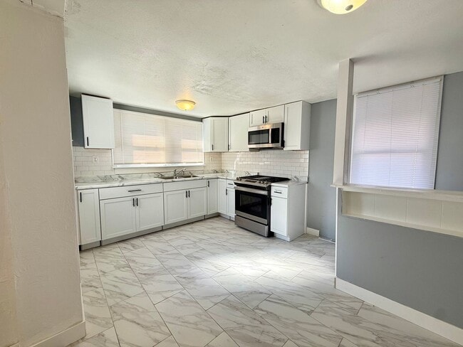 Building Photo - Freshly Updated 2 Bed Home with Extra Storage