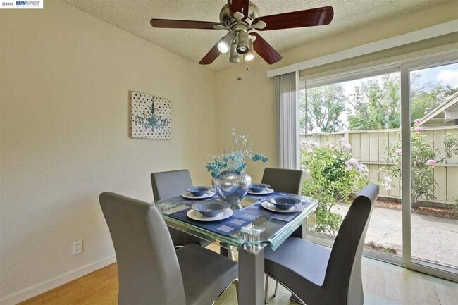 Building Photo - $2,890 / 3 BR - GORGEOUS TOWN HOME IN NORTHGATE AREA OF FREMONT!