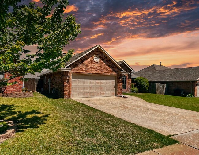 Building Photo - Absolutely Gorgeous Home in Moore with Spa...