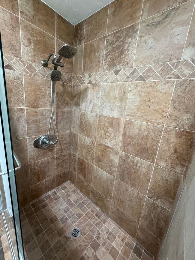 Building Photo - 3 BED, 2 BATH, 2 Parking with AC- Kalani Iki Estates