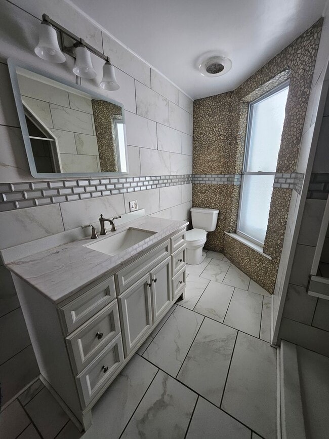 Building Photo - Lower 3 bedroom east side