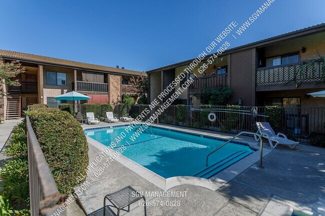 Building Photo - Condo with Pool, Washer & Dryer, Hardwood ...