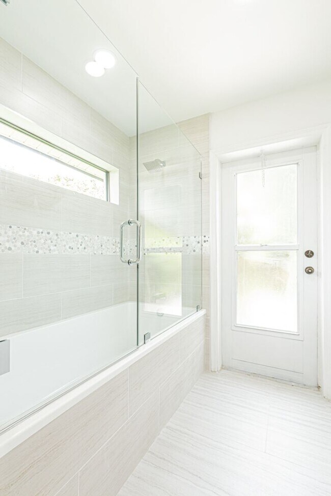 Building Photo - Newly Renovated 3 Bedroom Pool Home in Des...
