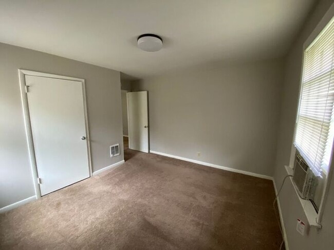 Building Photo - Cute 1 Bedroom in East Nashville Under $1K!