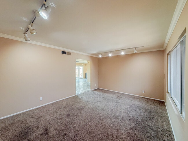 Building Photo - 2812 S Cottonwood Dr