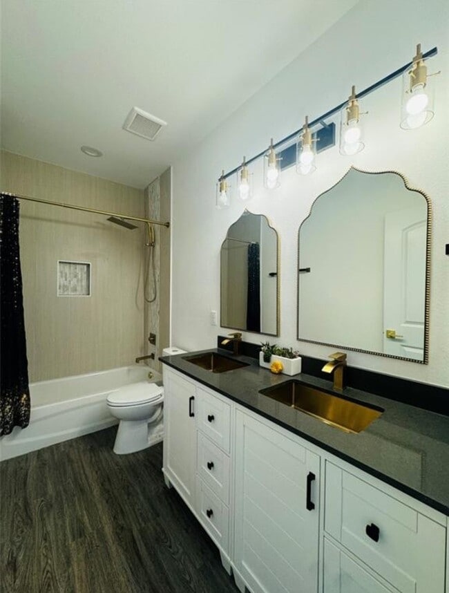 Building Photo - 1621 Wellington St