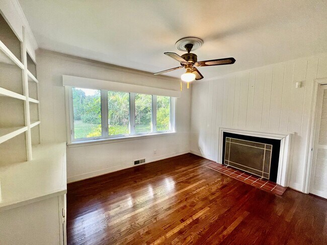 Building Photo - Charming 5 Bedroom Home Close to Everything!