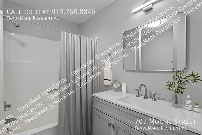 Building Photo - 707 S Moore St