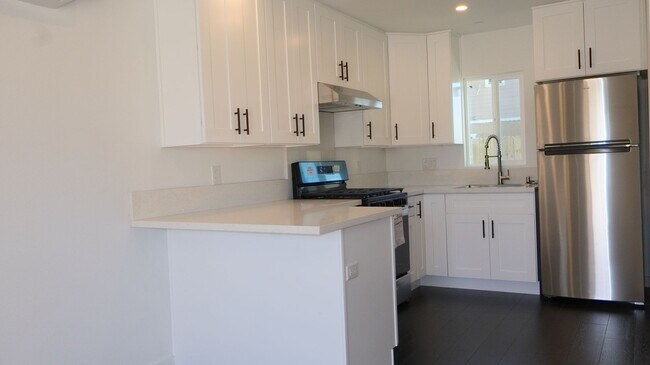 Building Photo - Private 1BR w/ Parking & Patio – Prime Location.