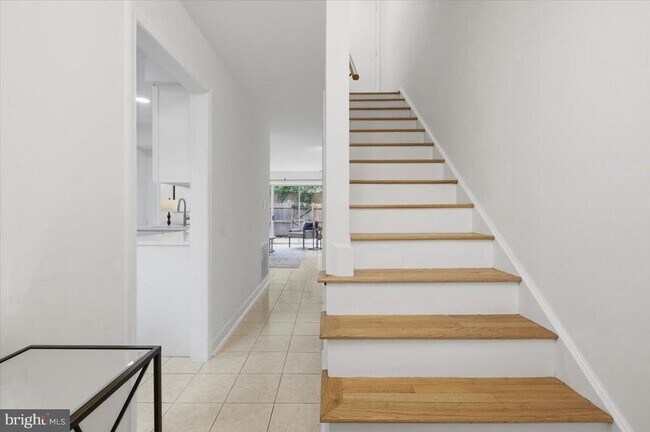 Building Photo - 8141 Kingsway Ct