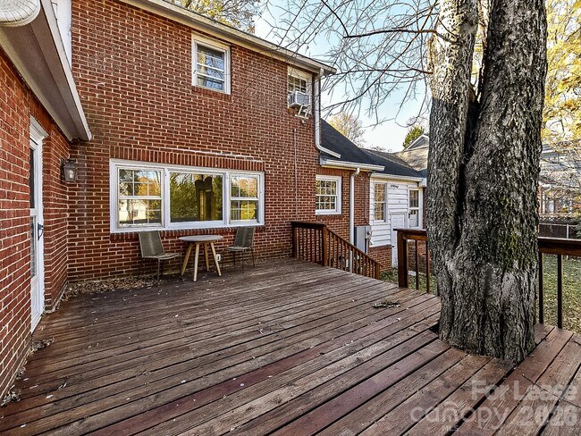 Building Photo - 711 Mt Vernon Ave