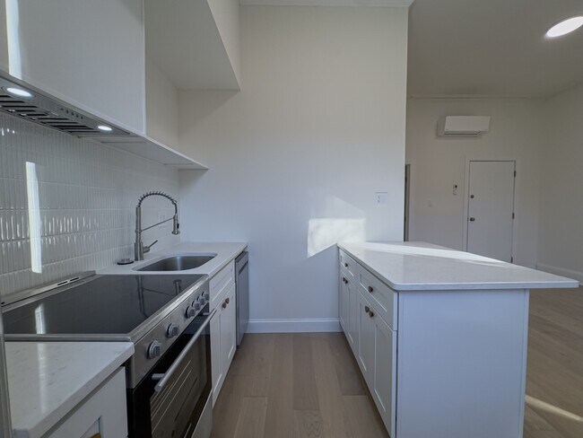 Building Photo - 2039 Green St