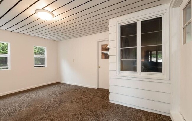 Building Photo - Spacious 4 bedroom 2 bathroom stand alone pet friendly home, with attached garage