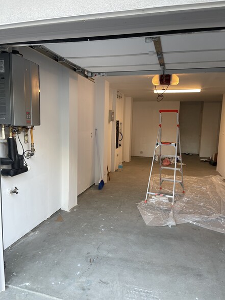 Large 1 car garage - 1780 Boxcar Cir