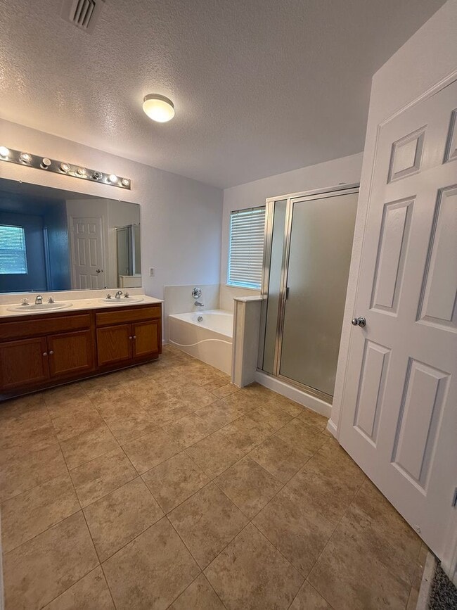 Building Photo - Beautiful Large 4 Bedroom 2.5 Bath Home