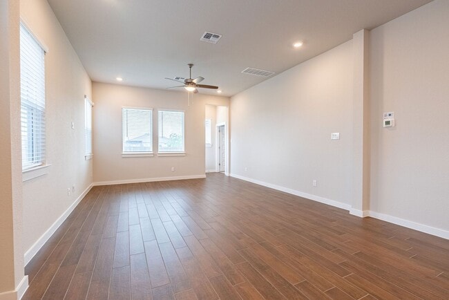 Building Photo - Beautiful 4 Bedroom, 2.5 Bathroom home in Manor!!!