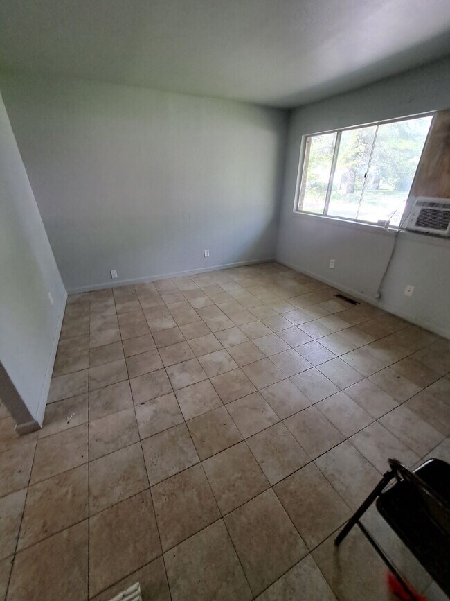 Building Photo - "3-Bedroom Quiet Neighborhood !"