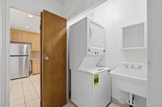 Building Photo - 2 bedroom, den and 1.5 bath, a few blocks of SPHS