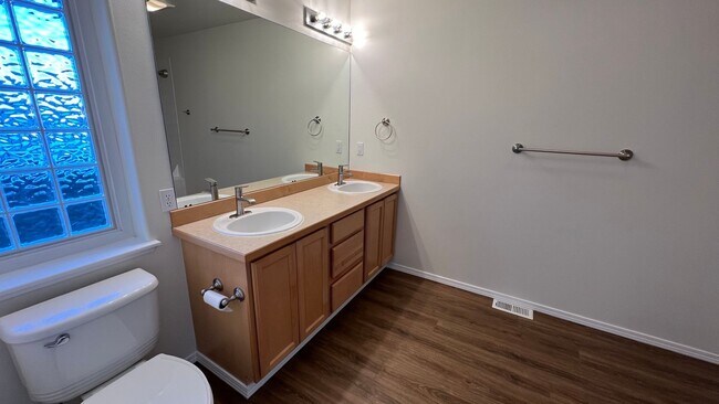 Building Photo - 3 Bed, 2.5 Bath - Beautiful Mountain Views - Close to JBER!