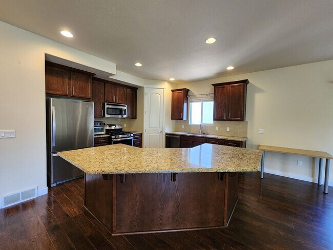 Building Photo - Luxury! 4 bdrm 3.5 bath HOUSE w/ Views! 2 car garage!