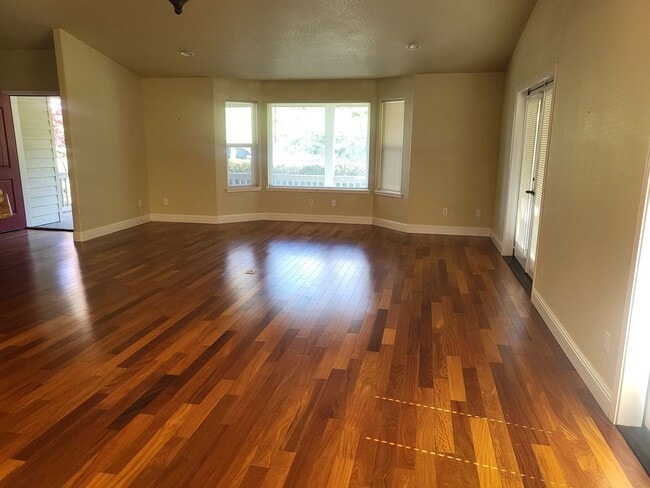 Building Photo - 3 bed 2 bathHome for Rent in Grants Pass