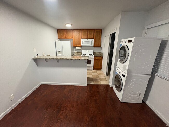 Building Photo - Rent Today! Available Charming 2 Bed 1 Bath in North Highlands Area!