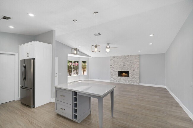 Building Photo - 54140 Avenida Mendoza