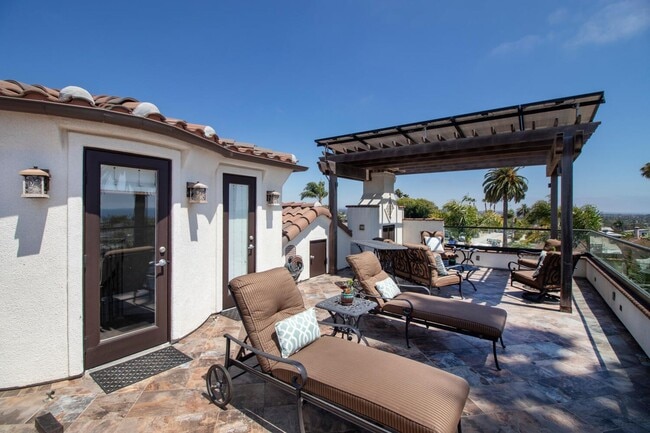 Building Photo - Prestigious Ocean View Retreat – Fully Rem...