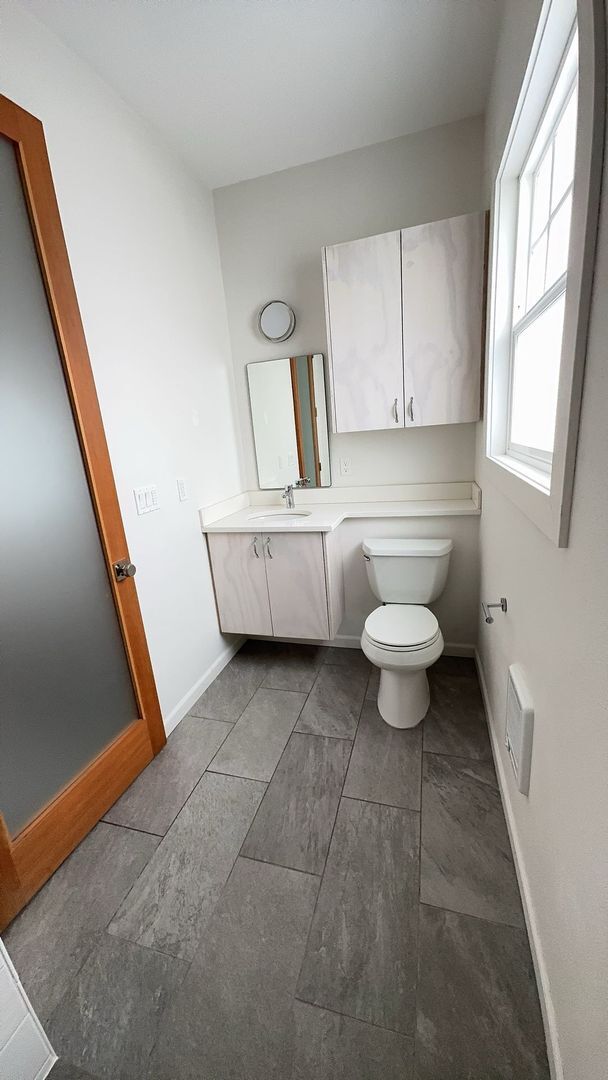 Building Photo - 332 W 5th Ave