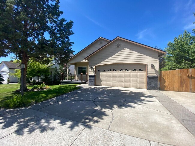 Building Photo - 3 Bedroom home in quiet neighborhood