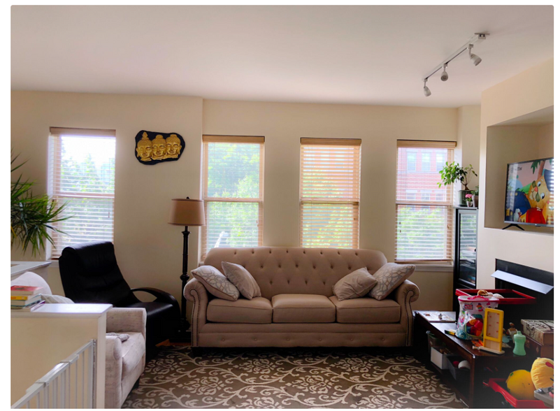 living room with views of park and skyline - 714 W Evergreen