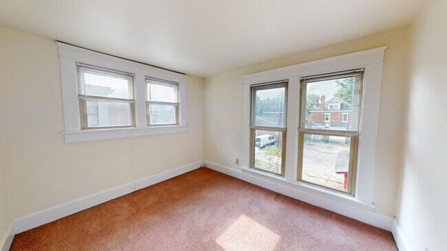 Building Photo - SPACIOUS Single Family House AVAILABLE Fal...