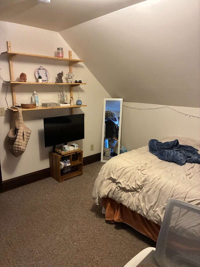 Building Photo - Nice 3 Bed 1 bath close to Water St. and UWEC! Available June 1st