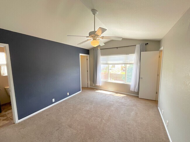 Building Photo - 4 Bedroom Home Available Near N Powers Bl ...