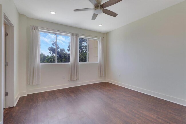 Building Photo - 604 N Bluff Dr