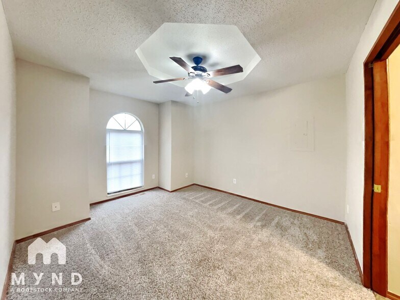 Building Photo - 2527 W Buena Vista St