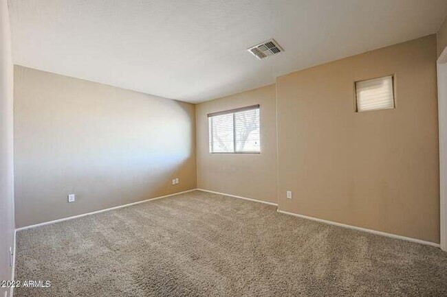 Building Photo - BEAUTIFUL SURPRISE HOME