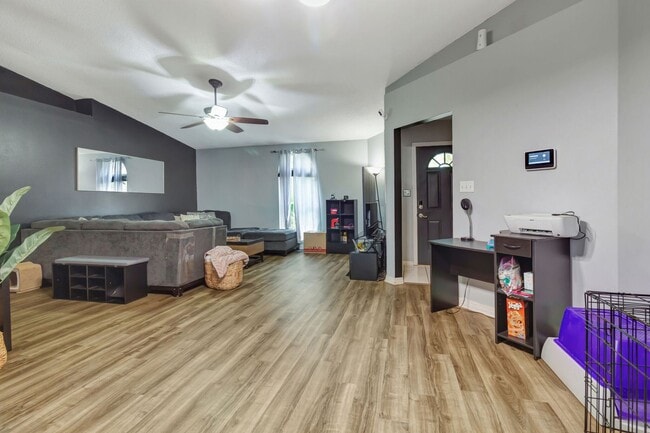 Building Photo - 3 Bedroom in Navarre! Move In $200 off 1st...