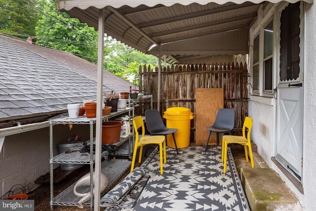 Building Photo - 240 Henley Rd