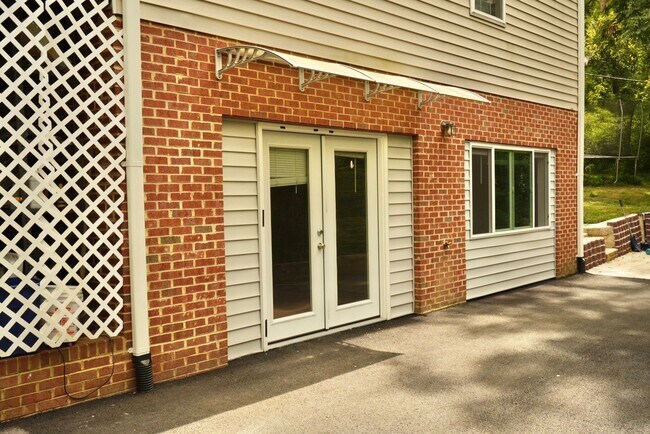 Building Photo - 4 Rockbrook Dr