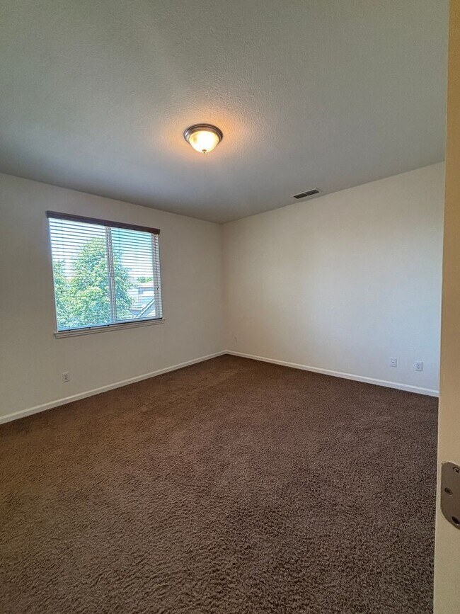 Building Photo - West Roseville Solar! 3 Bedroom, Plus den/...