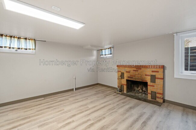 Building Photo - 1619 N Oak St