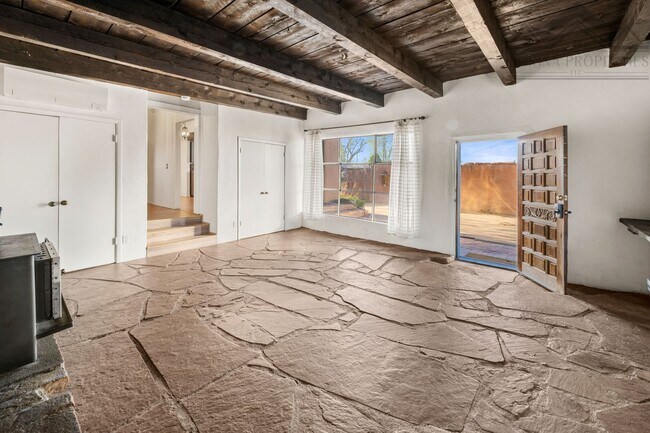 Building Photo - Rustic Santa Fe Charm on Kathryn Ave.