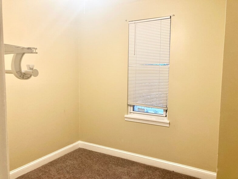 Building Photo - Updated 3-Bedroom in Grays Ferry