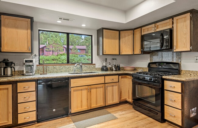 Building Photo - 2115 N Fox Hill Rd