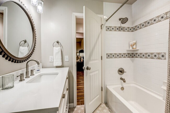 Building Photo - 11 N Pecan Dr