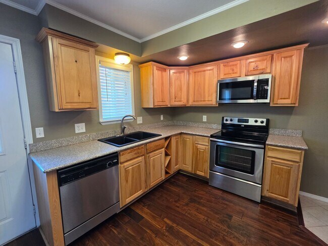 Building Photo - 3 Bedroom 2 Bathroom House With Huge Backy...