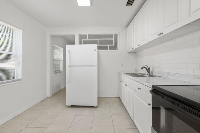 Building Photo - Home For Rent in St Pete!