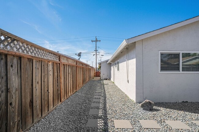 Building Photo - 339 Magnolia Dr